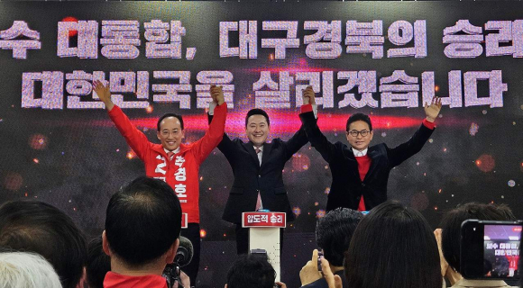 이철우 경북도지사 후보가 추경호 대구시장 후보의 선거사무소 개소식에 참석해 대구·경북(TK)의 굳건한 결속력을 과시했다.