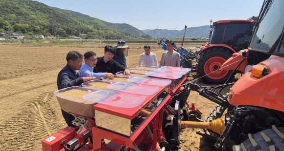경주시가 산내면 외칠리 일원에서 레이저 균평기를 활용한 벼 건답직파 재배 시연회를 진행하고 있다.