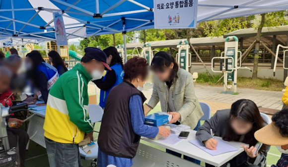 경주시 노인복지과 통합돌봄팀이 4월 30일 용강동 주공아파트 단지에서 어르신을 대상으로 의료‧요양‧통합돌봄 현장 상담을 진행하고 있다.