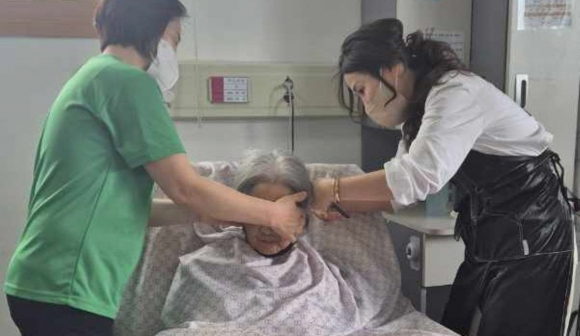 경주시 착한가격업소연합회 회원들이 4월 30일 늘푸른요양병원에서 입원 어르신들을 대상으로 미용 봉사활동을 펼치고 있다.