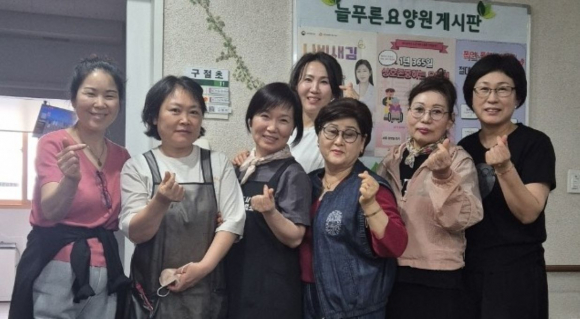 경주시 착한가격업소연합회 회원들이 4월 30일 늘푸른요양병원에서 입원 어르신들을 대상으로 미용 봉사활동을 펼치고 있다.