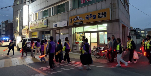 경주시가 4월 30일 시래동과 구정동 일원에서 여성친화도시 시민참여단, 자율방범대, 경찰 등과 함께 민관경 합동순찰 및 현장 모니터링을 실시했다.