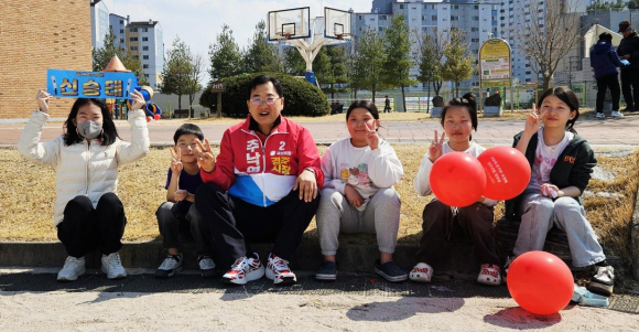 주낙영 후보가 3월 21일, 경주문화예술르네상스 행사 중에 어린이들과 포즈를 취하고 있다.