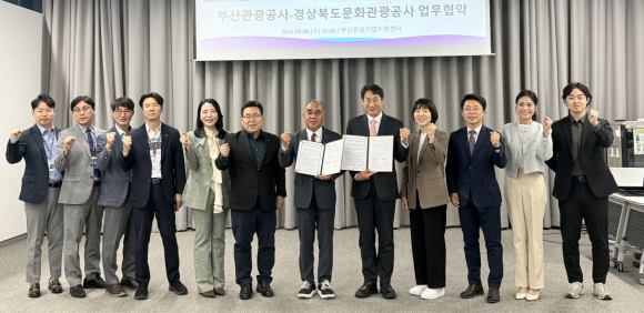 양 기관 직원들이 함께 기념촬영을 하고 있다.
