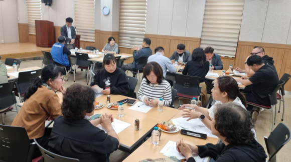 성건1지구 주민역량강화 프로그램 참여자들이 노후주거지 정비 방향과 지역 맞춤형 실천 과제에 대해 의견을 나누고 있다.