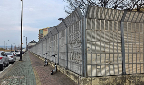 경주시가 성건동 알천남로(경주여고~강변빌라) 일원 노후 방음벽 정비사업을 추진한다. 사진은 현장 모습.