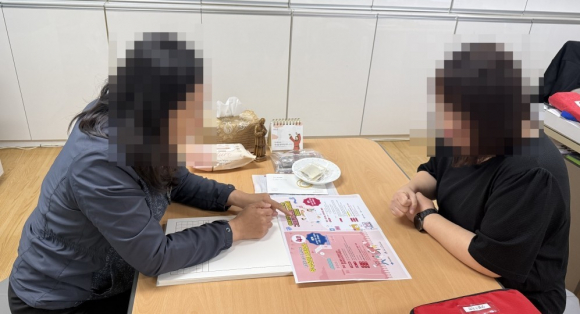 경주시보건소 관계자가 아토피천식 안심학교 현장 담당자를 대상으로 알레르기 질환 응급상황 대응방법을 안내하고 있다.