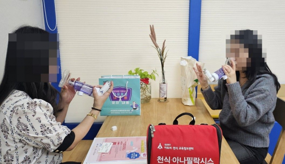 경주시보건소 관계자가 아토피천식 안심학교 현장 담당자를 대상으로 알레르기 질환 응급상황 대응방법을 안내하고 있다.