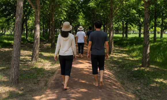 시민과 관광객들이 경주 황성문화공원 내 맨발둘레길을 맨발로 걸으며 초여름 정취를 즐기고 있다.