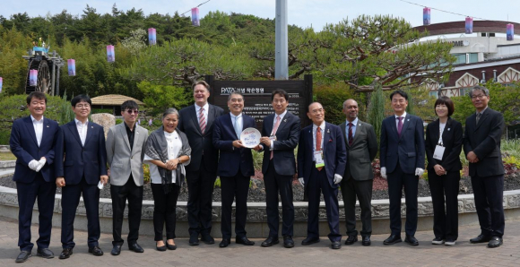 PATA 기념 작은정원 제막식 현장.