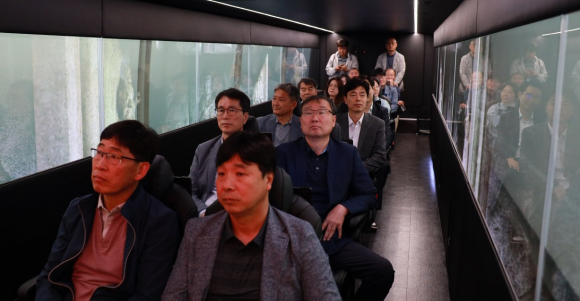 XR모빌리티버스 체험을 하고 있다.