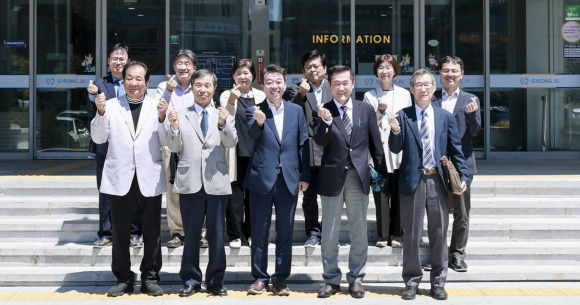 일본 후쿠오카 경주이씨 종친회 방문단이 13일 경주시청을 찾아 최혁준 경주시장 권한대행과 기념촬영을 하고 있다.
