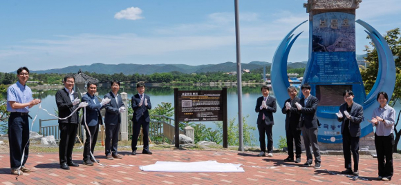 한국농어촌공사 박기철 경주지사장(좌측5번째) 과 김남일 사장(좌측6번쨰) 등이 기념촬영하고 있다.