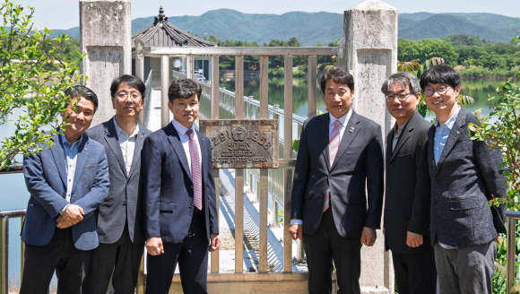 한국농어촌공사 박기철 경주지사장(좌측3번째) 과 김남일 사장(좌측4번쨰) 등이 기념촬영하고 있다.