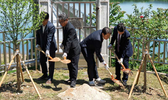 한국농어촌공사 박기철 경주지사장과 김남일 사장 등이 무궁화와 장미를 식재하고 있다.