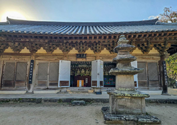 경주 기림사 응진전 (사진 제공 : 전현욱 경주시 SNS 알리미)