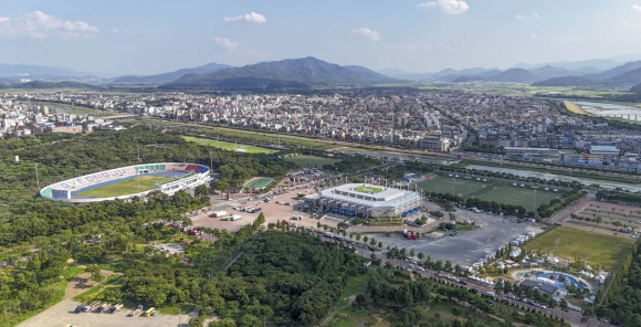 경주 황성공원 일원에 위치한 경주시민운동장과 축구공원 전경. 경주시는 노후 체육시설 정비를 통해 안전하고 쾌적한 생활체육 환경 조성에 나선다.
