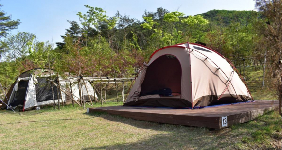 경주시 화랑마을 야영장은 자연 속에서 가족 단위 캠핑과 휴식을 즐길 수 있는 공간으로 운영되고 있다.