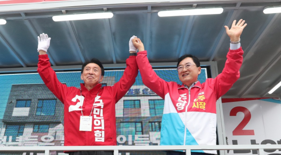 제9회 전국동시지방선거 공식 선거운동이 시작된 가운데, 국민의힘 주낙영 경주시장 후보가 21일 오전 (구)경주역 앞에서 열린 국민의힘 경주시당협위원회 출정식에서 김석기 국회의원과 인사를 하고 있다.