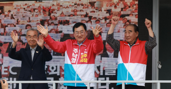 제9회 전국동시지방선거 공식 선거운동이 시작된 가운데, 국민의힘 주낙영 경주시장 후보가 21일 오전 (구)경주역 앞에서 열린 국민의힘 경주시당협위원회 출정식에서 박몽룡(사진 제일 좌측), 이무근 경주시행정동우회 회장(사진 제일 우측) 공동선대위원장과 인사를 하고 있다.