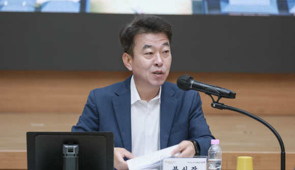 최혁준 경주시장 권한대행이 19일 시청 알천홀에서 열린 5월 확대간부회의를 주재하며 주요 현안사업 추진 방향을 설명하고 있다.