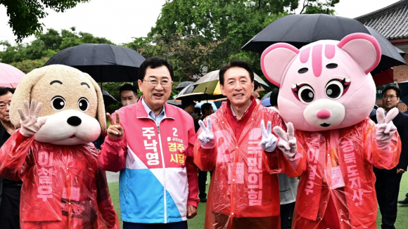 주낙영 경주시장 후보가 출정식에서 김석기 국회의원과 포즈를 취하고 있다.