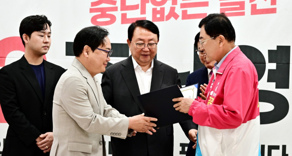 국민의힘 주낙영 경주시장 후보가 지난 23일 선거사무소에서 ‘6·3지방선거 시민유권자운동본부’가 선정한 ‘좋은후보상’을 수상했다.