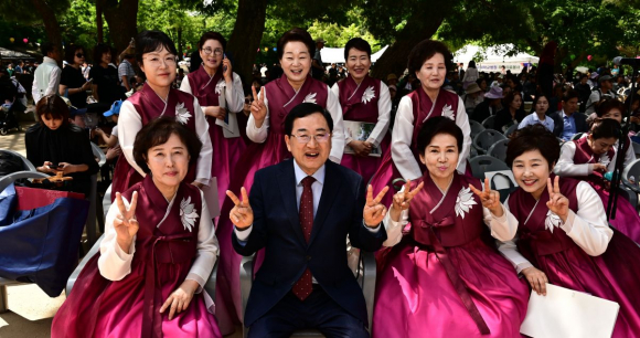 국민의힘 주낙영 경주시장 후보는 24일 불국사 범영루 앞 광장에서 열린 불기 2570년 부처님오신날 불국사 대법요식에 참석했다.