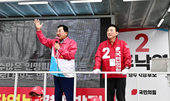 주낙영 경주시장 후보가 출정식에서 시민들에게 인사를 하고 있다.