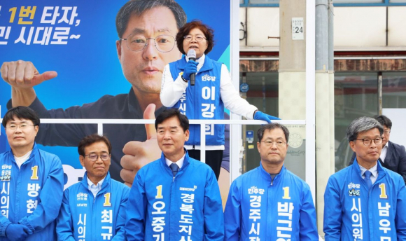 이강희 경주시의원 후보가 인사를 하고 있다.
