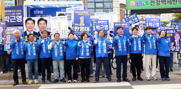 더불어민주당 후보들이 시민들께 인사를 하고 있다.