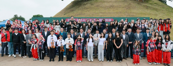 23일 봉황대 광장에서 열린 2026 경주시 청소년 화랑문화제&청소년어울림마당에서 참석자들이 기념촬영을 하고 있다.