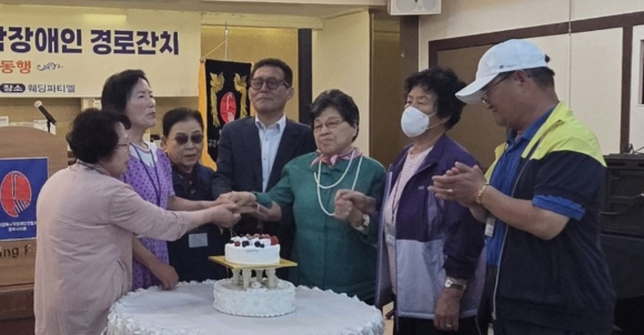 경북시각장애인협회 경주시지회는 28일 웨딩파티엘에서 '2026년 경주 시각장애노인 경로잔치'를 개최했다.