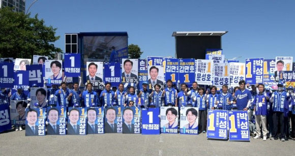 더불어민주당 오중기 경북도지사 후보가 경북 최대 격전지인 포항과 경주 지역을 넘나들며 투표율 제고와 지지층 결집을 위한 막바지 행보에 나섰다.