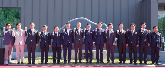 주요 내빈들이 2단계 표층처분시설 준공기념 제막식에 참석하고 있다.