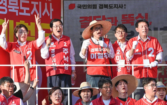 국민의힘 이철우 경북도지사 후보가 31일 경주를 찾아 집중 유세를 펼치며 경북 지역 지지층 결집에 나섰다.
