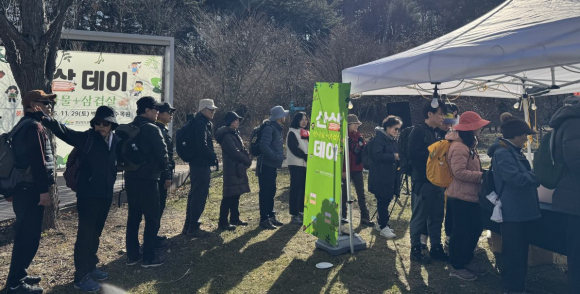 시식 행사 참여를 위해 줄을 서고 있다. <자료사진>