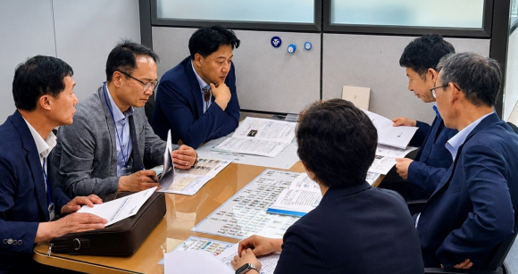 경주시 관계자들이 지난 17일 기획예산처를 방문해 경주APEC 외교문화원 설립과 세계경주포럼 정례화 등 포스트 APEC 핵심사업의 국비 지원 필요성을 설명하고 있다.