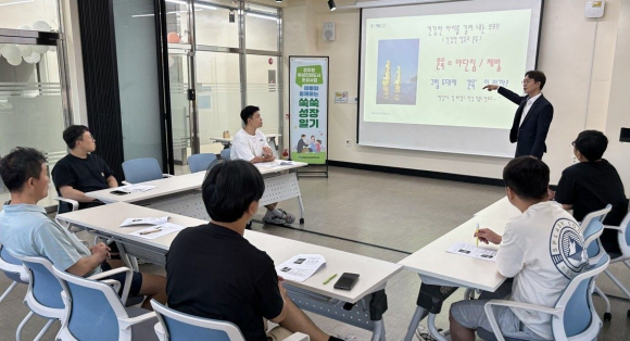 경주시가 여성친화도시 조성사업의 일환으로 운영 중인 '아빠와 함께하는 쑥쑥 성장일기' 프로그램에서 남성 양육자 교육과 자녀 체험활동이 진행되고 있다.