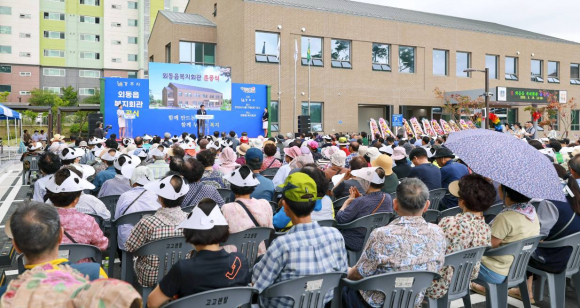 주낙영 경주시장이 지난 19일 외동읍 복지회관 준공식에서 축사를 하고 있다.