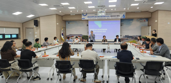 경주시지역사회보장협의체는 18일 황오동행정복지센터 회의실에서 읍면동 협의체 위원 30여 명이 참석한 가운데 중심2권역 네트워크 회의를 열고, 지역복지 특화사업과 현장 사례를 공유했다.
