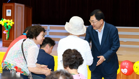 21일 용강초등학교 대강당에서 열린 '제9회 용강동 경로 효 잔치'에서 주낙영 경주시장이 참석 어르신들에게 인사를 전하고 있다.