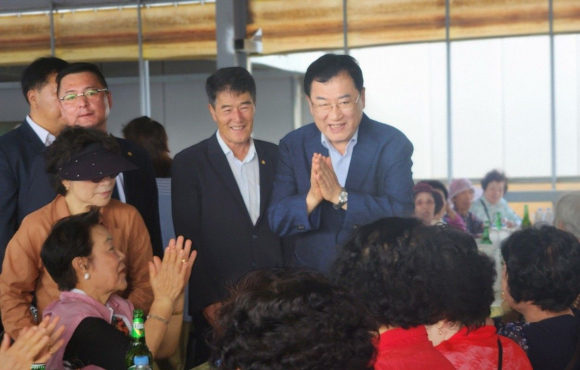 주낙영 경주시장이 20일 강동면 로컬푸드 농산물 집하장 일원에서 열린 제7회 강동 어르신 효 한마당 축제에서 어르신들과 인사를 나누고 있다.