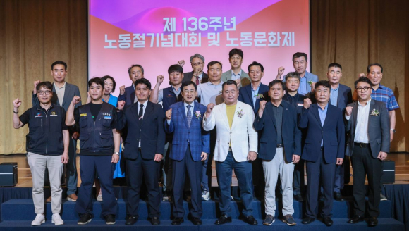 주낙영 경주시장이 23일 더케이호텔 경주에서 열린 ‘제136주년 노동절 기념대회 및 노동문화제’에 참석해 조용호 한국노총 경주지역지부 의장과 노동계 관계자, 모범근로자들과 함께 노동절 기념 퍼포먼스를 하고 있다.