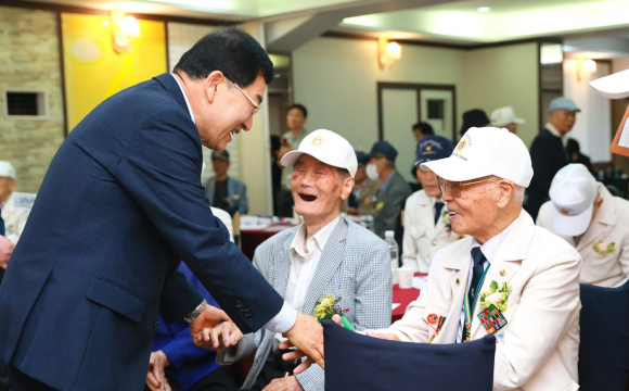 주낙영 경주시장이 25일 웨딩파티엘에서 열린 '6·25전쟁 제76주년 기념식'에서 참전유공자들과 인사를 나누며 감사의 뜻을 전하고 있다.
