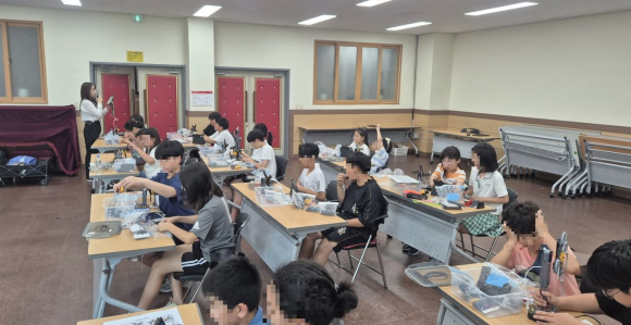 '토요 꿈 찾기 진로체험' 프로그램에 참여한 학생들이 로봇을 직접 조립하며 미래 신산업 분야를 체험하고 있다.