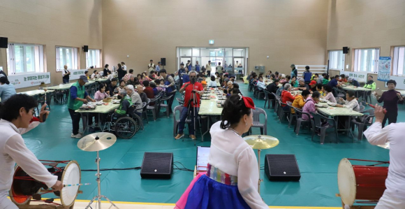 경주시종합자원봉사센터는 지난 25일 산내면 아하센터에서 도심 외곽 취약 지역 주민들을 위한 현장 밀착형 자원봉사 프로그램인 ‘찾아라! 경주 행복마을’ 사업을 개최했다.