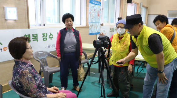 장수사진 재능부스를 운영했다.