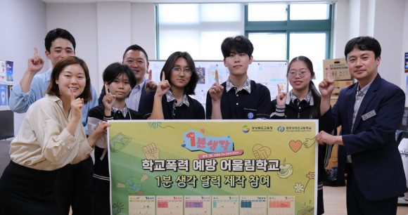 그래픽 동아리실에서 학교폭력 예방 달력을 선보이는 학생들.