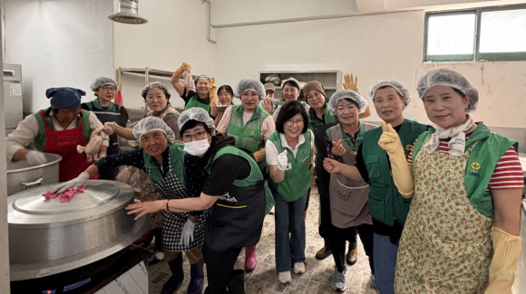경주시새마을부녀회(회장 정명숙)는 29일 한여름을 앞두고 어려운 이웃들에게 읍면동별로 80세대에게 밑반찬세트인 삼계탕을 전달했다.